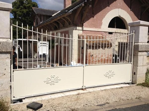 Portail-metallique-en-acier-plein--peinture-Epoxy