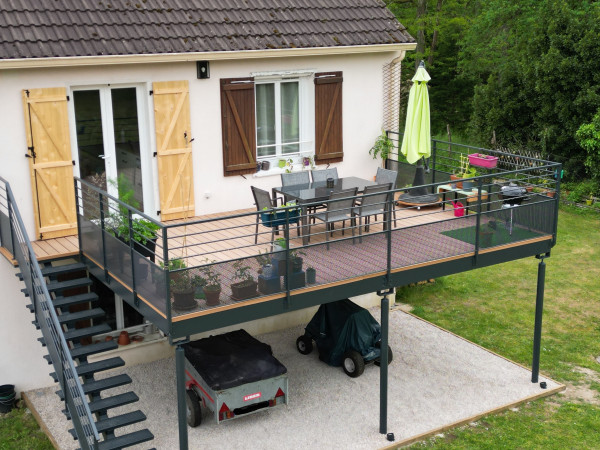 Garde-corps, escalier droit à limon central thermolaqué