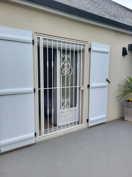 Grille de protection sur baie vitrée à FOUGÈRES SUR BIÈVRE