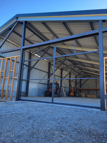 Pose d'une structure métallique avec porte coulissante à FOUGÈRES SUR BIÈVRE