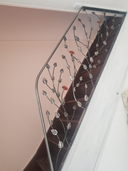 Rampe d'escalier fer forgé et rose en cuivre réalisées à la main à FOUGÈRES SUR BIÈVRE