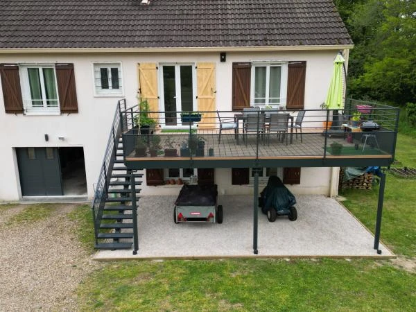 Terrasse-avec-garde-corps-et-escalier