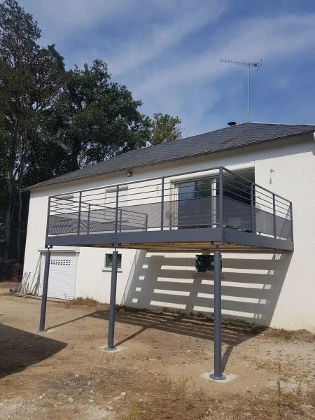 Terrasse-sur-pilotis-Thermolaquee-avec-garde-corps-et-tole-perforee-Sologne