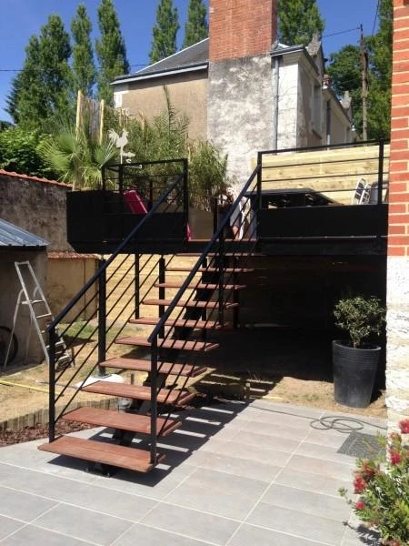 Terrasse-suspendue-avec-marche-en-Teck