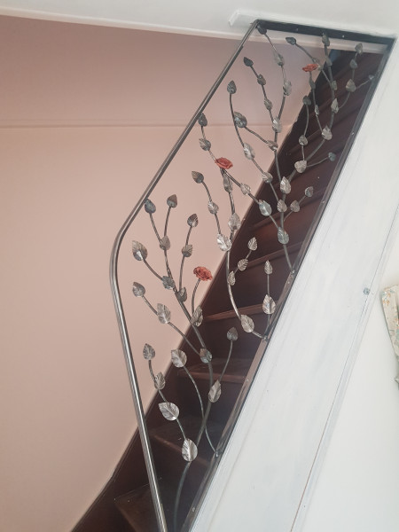 Rampe d'escalier fer forgé et roses en cuivre réalisées à la main