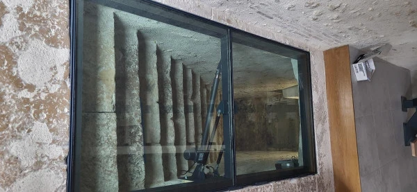 Trappe de cave motorisée avec dalle en verre