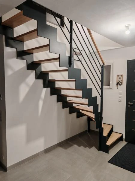 Sur mesure - Escalier métallique à double limon - Marches en hêtre - Rambarde - Peinture Epoxy