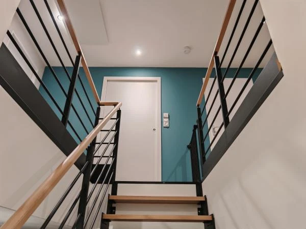 Escalier métallique avec garde-corps. Peinture Epoxy