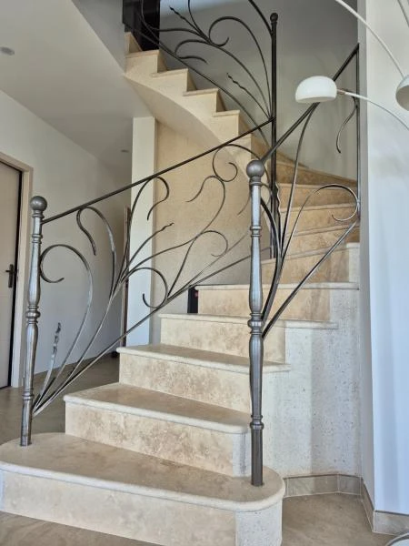 Rampe d'escalier sur voûte de sarrasine