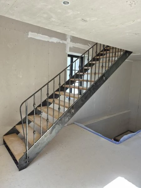 Escalier-metallique-avec-marches-en-chene-et-garde-corps-en-fer-forge---Cour-Cheverny