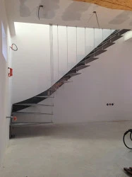 Escaliers suspendus en métal pour intérieurs design  
