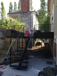 Pose d'une terrasse sur pilotis avec garde corps en métal  
